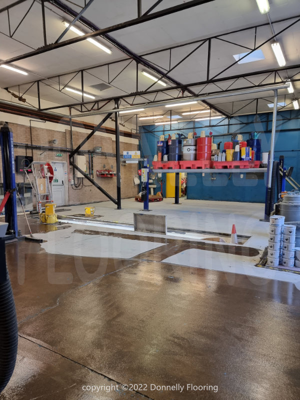 epoxy resin flooring - application of primer layer