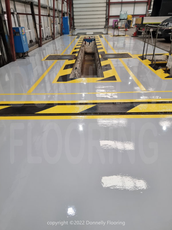 epoxy resin flooring - application of top layer and colours
